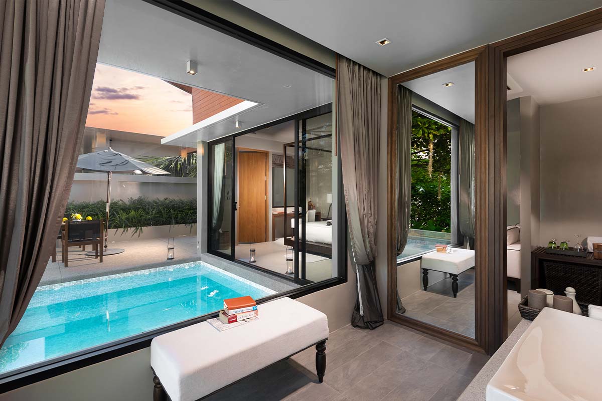 Deluxe Pool Villa – Lounge, Schlafzimmer und Swimmingpool – Aleenta Phuket Resort & Spa