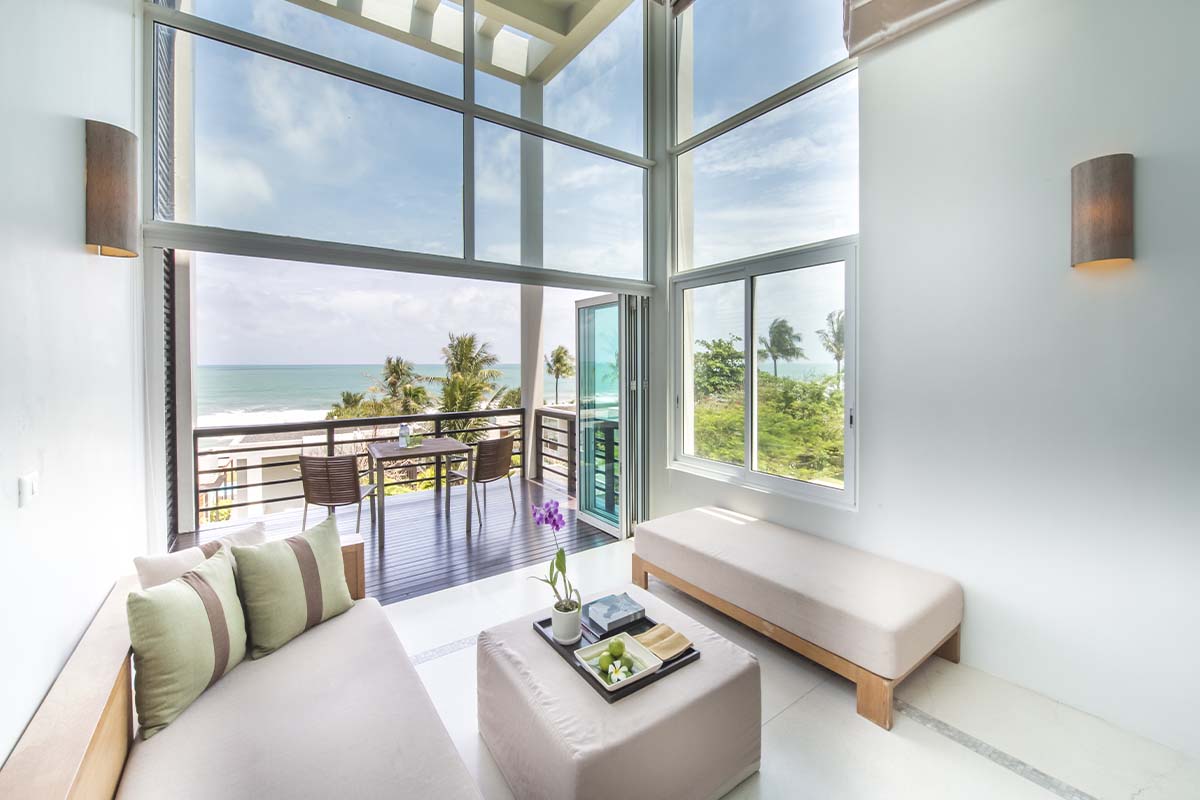 1-Bett-Pool-Suite Residenz - Lounge-Balkon mit Glasfront und Meerblick - Aleenta Phuket Resort & Spa