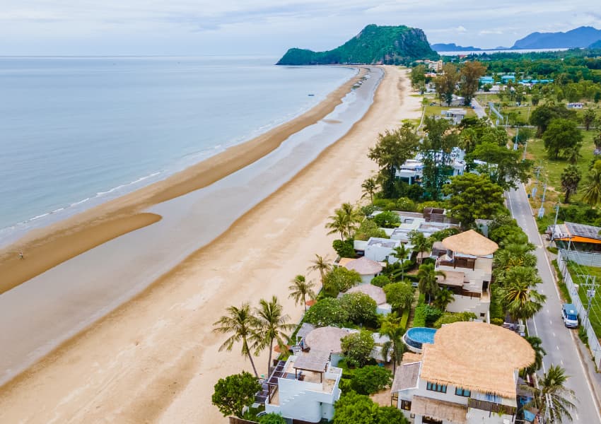 La plage de Khao Kalok est le mélange parfait de sable, de mer et de sérénité - Aleenta Hua Hin Resort & Spa
