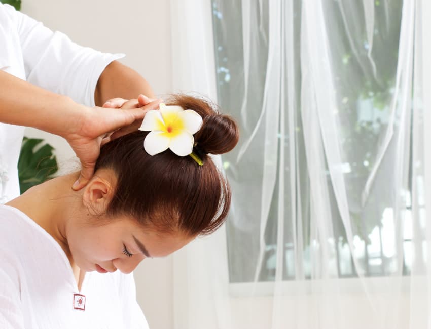 Massage Lanna pour équilibrer l'esprit, le corps et l'esprit - Ayurah Spa & Wellness center - Aleenta Retreat Chiang Mai
