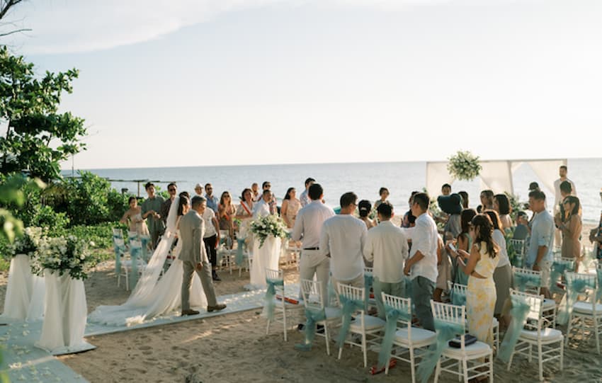 Expérience de mariage à Natai Beach alliant élégance traditionnelle et thaïlandaise - Aleenta Phuket Resort & Spa